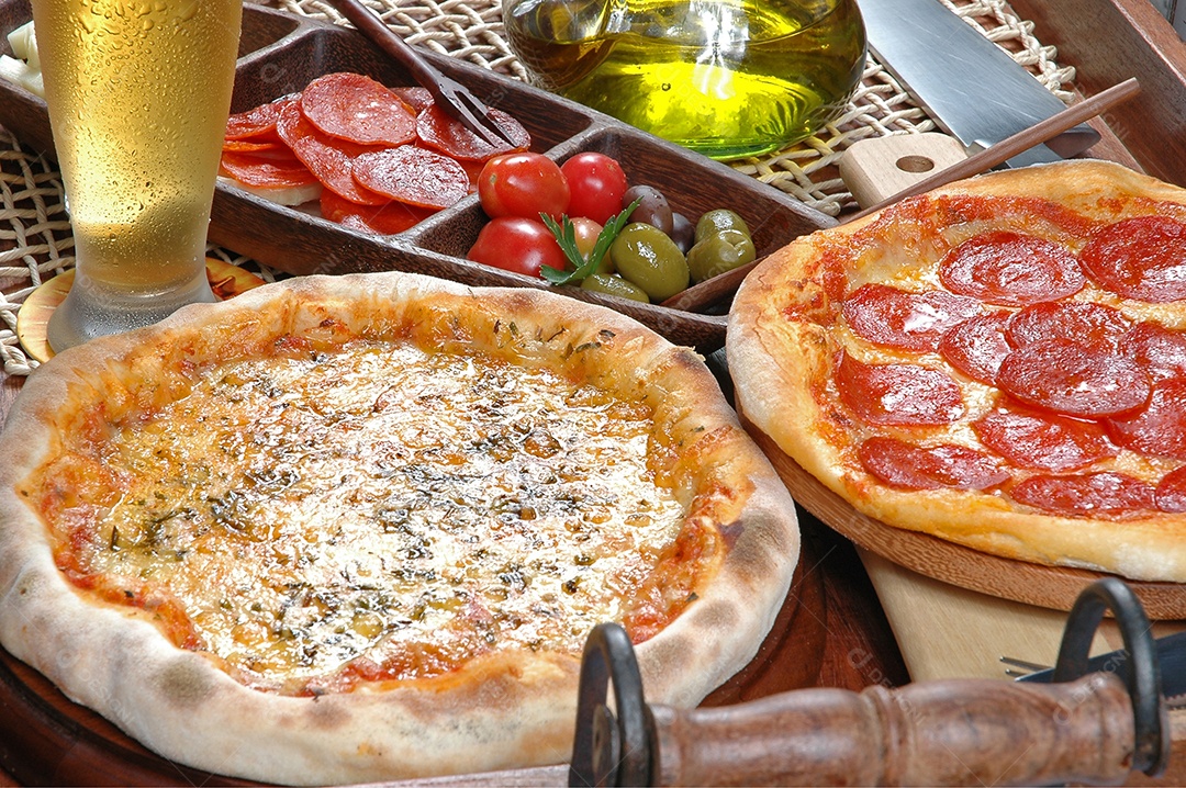 Duas pizzas calabresa e queijo