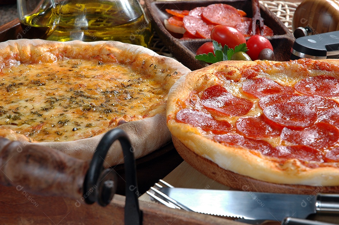 Duas pizzas calabresa e queijo