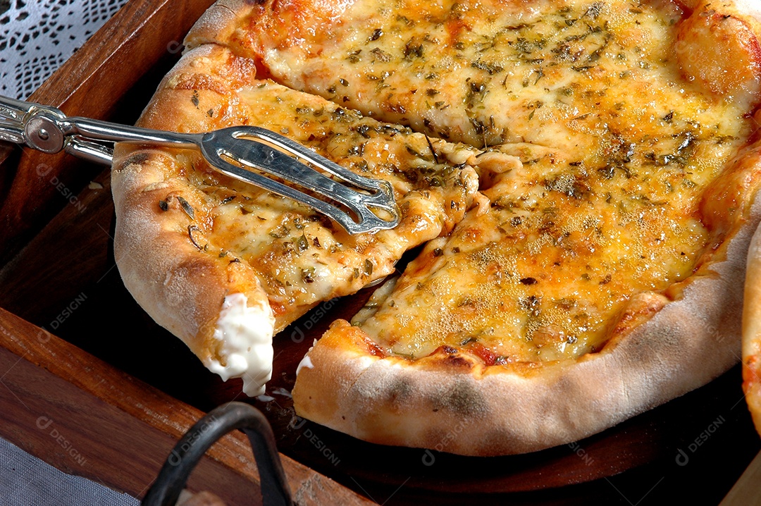 Pizza de queijo cremoso