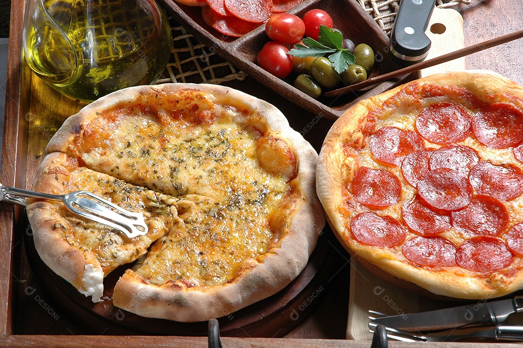 Duas pizzas calabresa e queijo