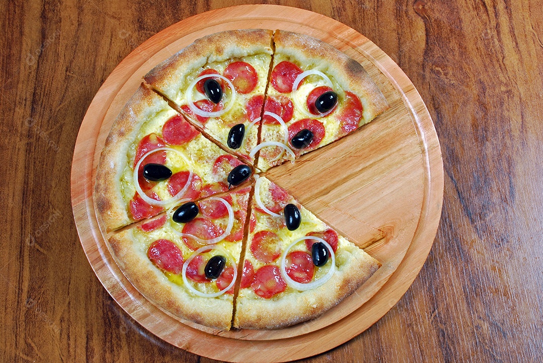 Pizza de calabresa com azeitonas rochas