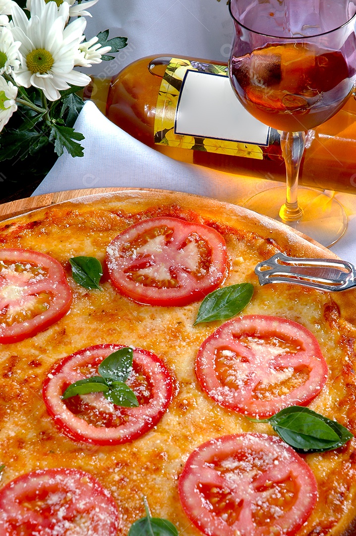 Pizza margherita feita com tomate e mussarela