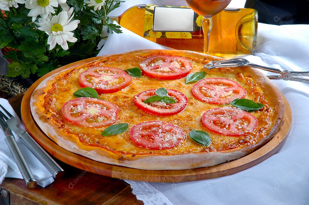 Pizza margherita feita com tomate e mussarela