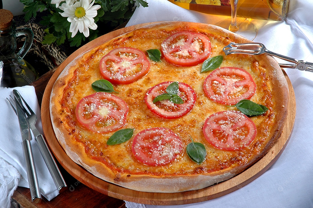 Pizza margherita feita com tomate e mussarela