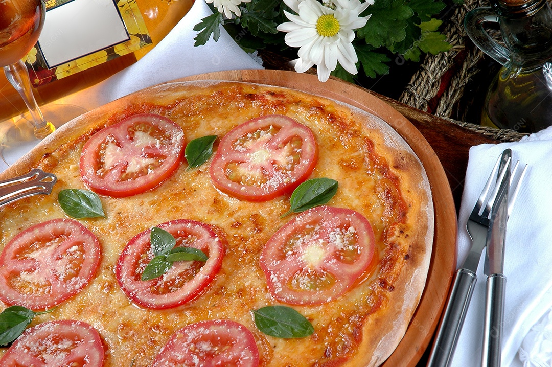 Pizza margherita feita com tomate e mussarela