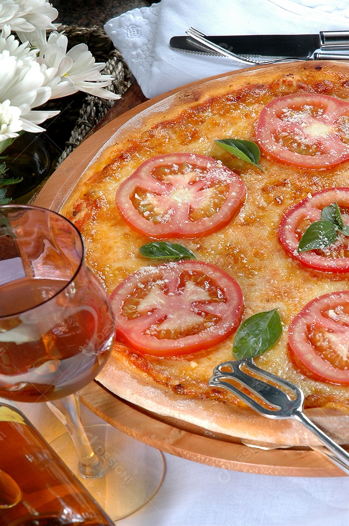 Pizza margherita feita com tomate e mussarela