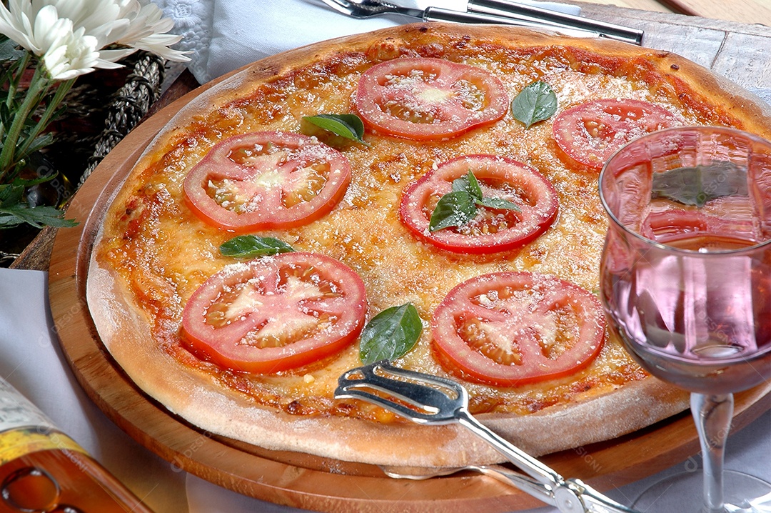 Pizza margherita feita com tomate e mussarela