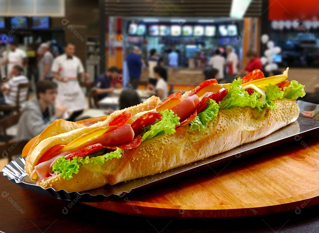 Sanduíche de baguete com salame presunto e salada