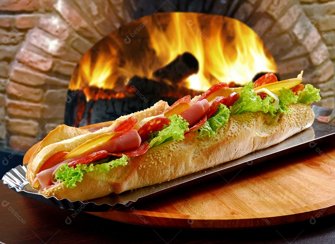 Sanduíche de baguete com salame presunto e salada