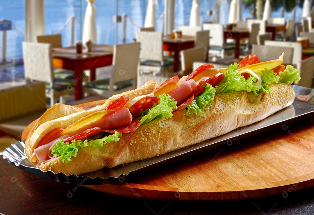 Sanduíche de baguete com salame presunto e salada