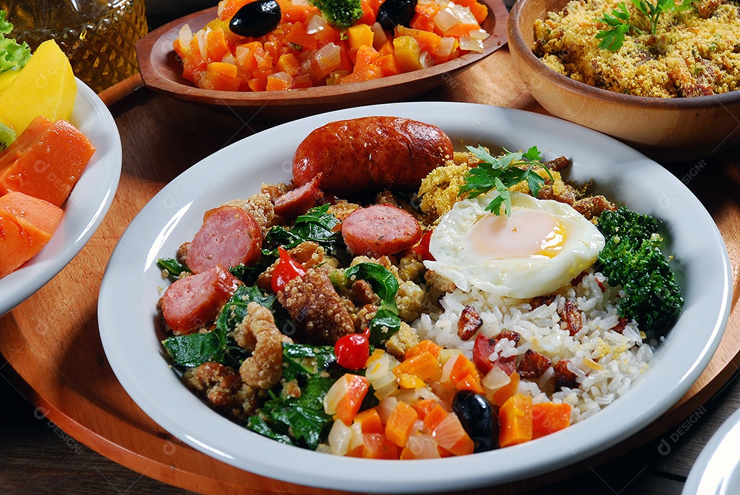 Feijão tropeiro com arroz de linguiça e ovo frito