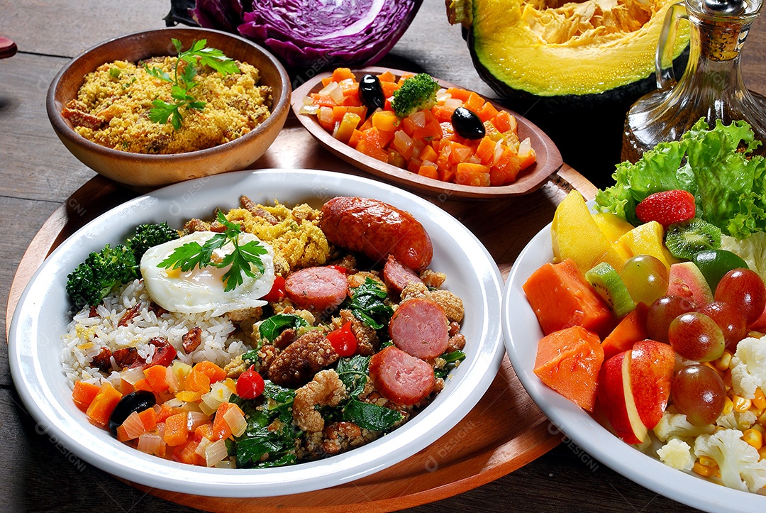 Feijão tropeiro com arroz de linguiça e ovo frito