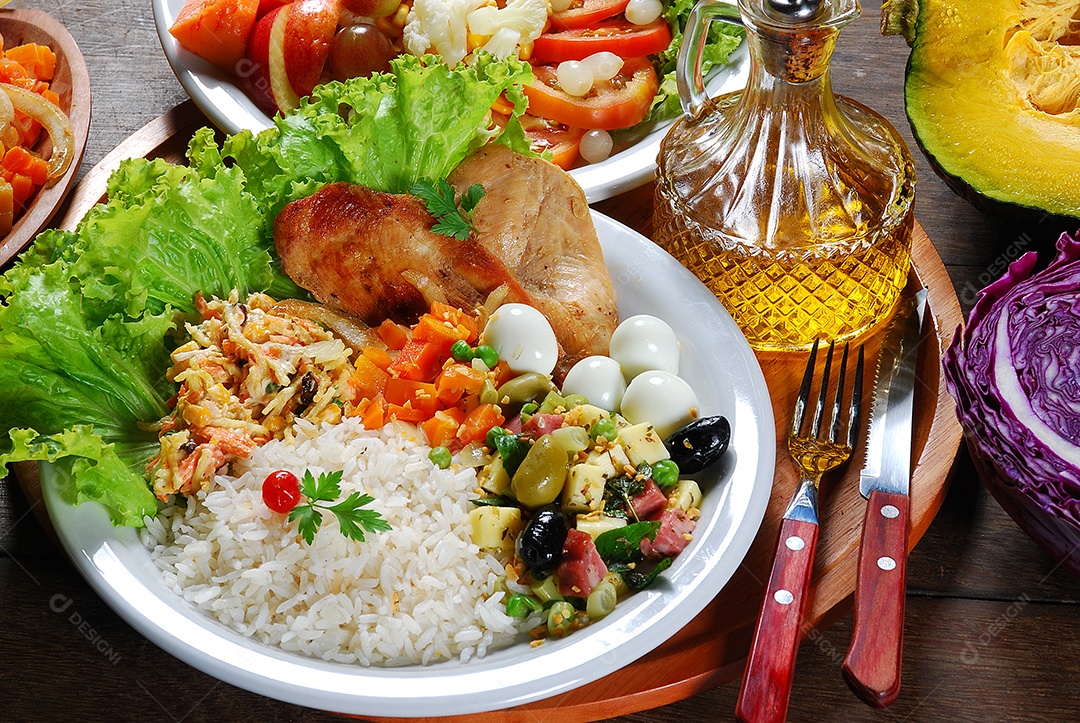 Prato de comida com arroz frango e salada de bife