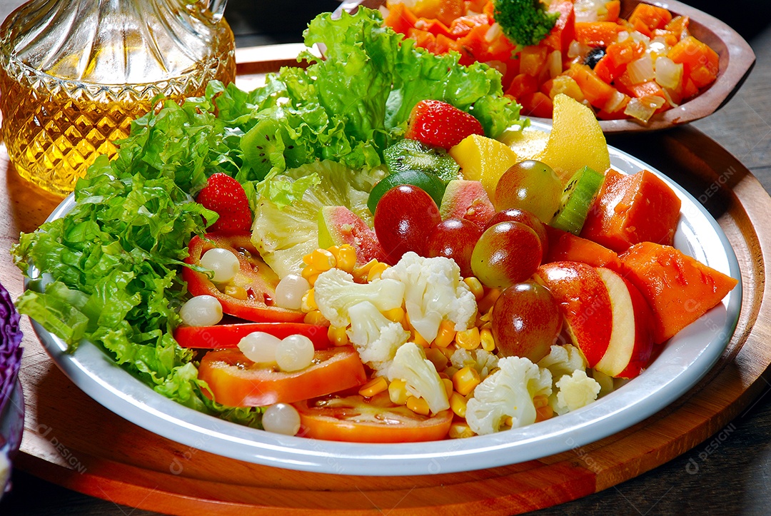 Prato de salada com legumes e frutas alface tomate
