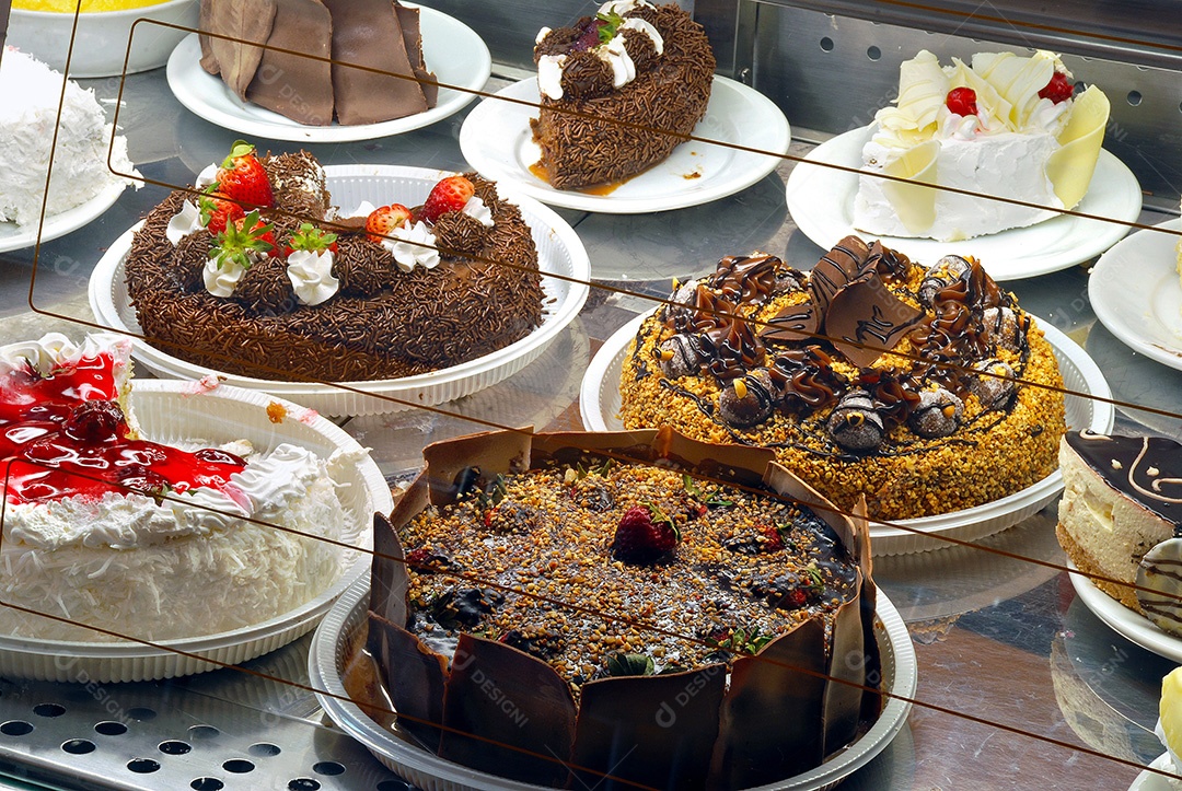 Vitrine com bolos variados deliciosos
