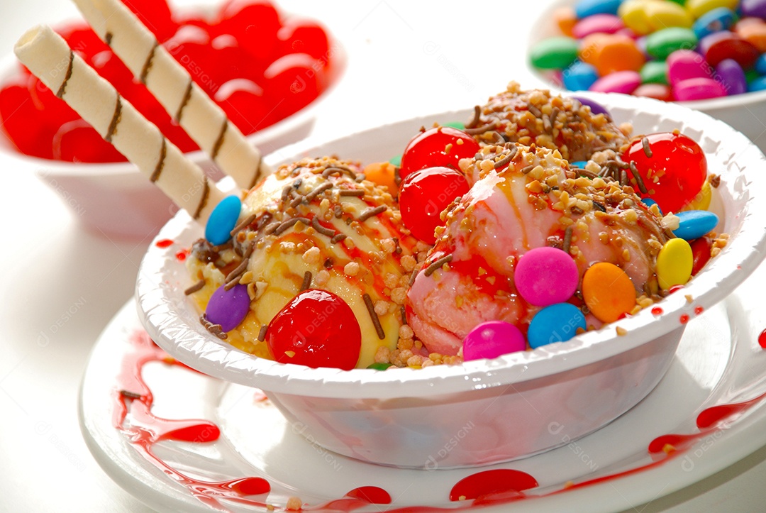 Sorvete com confeitos e cerejas