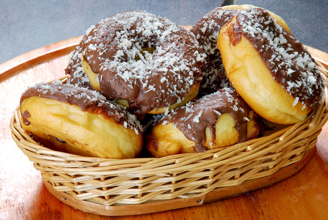 Donuts de chocolate na cesta
