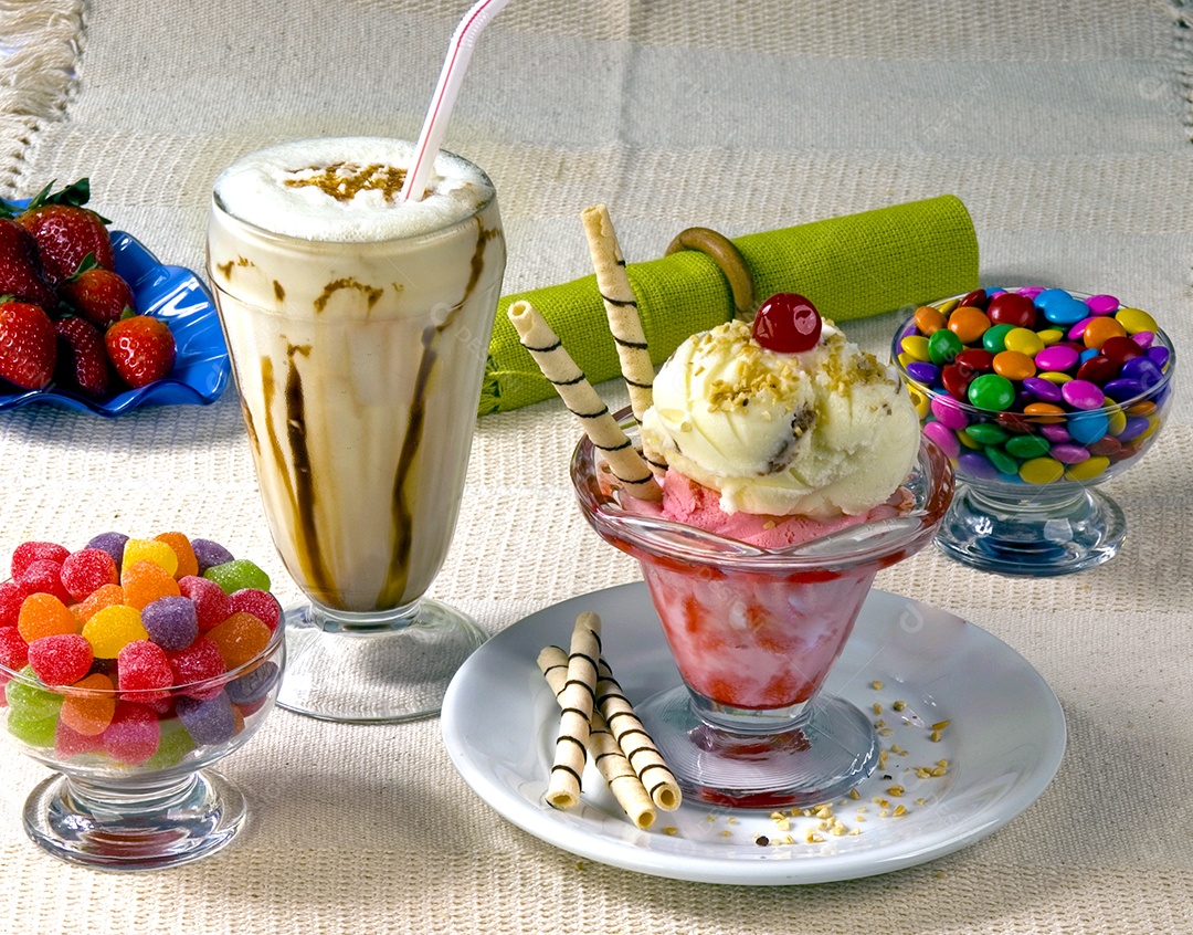 Sorvete com confeitos e cerejas