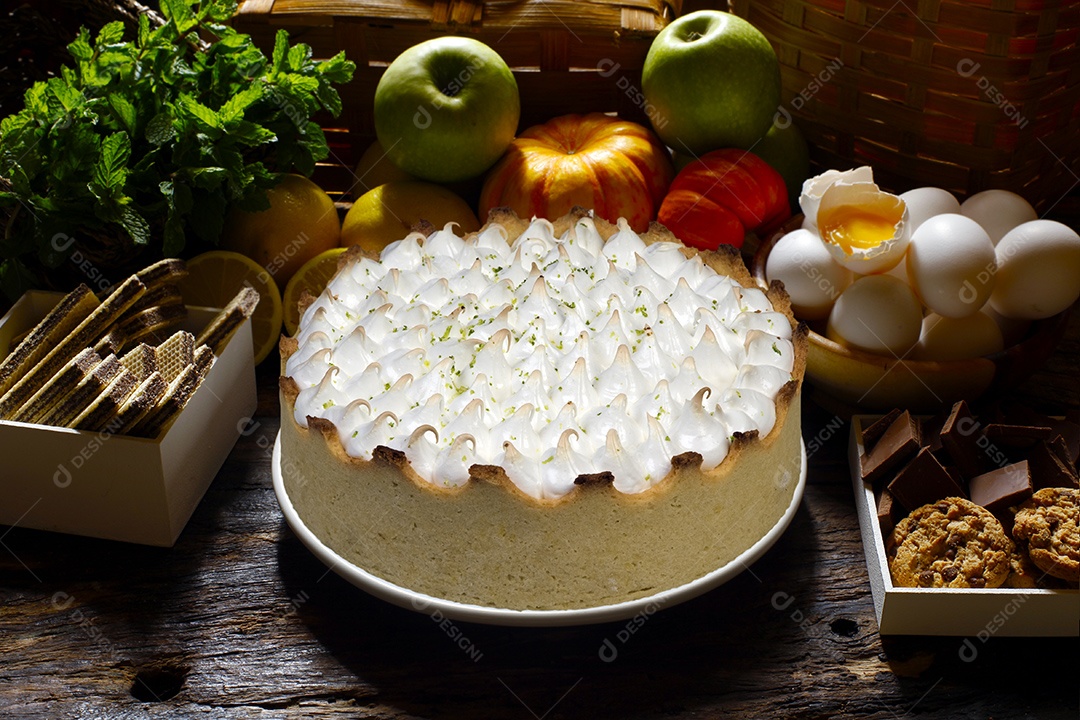 Torta doce de limão sobre mesa de madeira