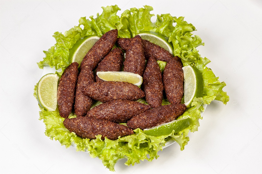 Porção de quibe com alface e limão