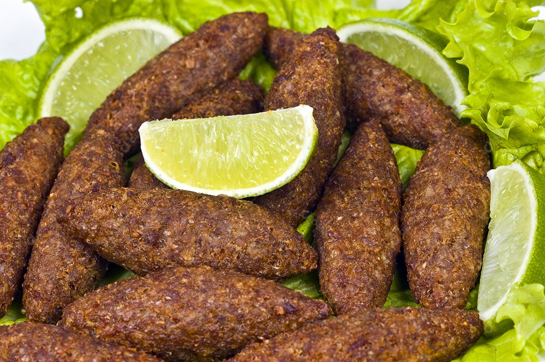 Quibe lanche brasileiro porção com alface e limão