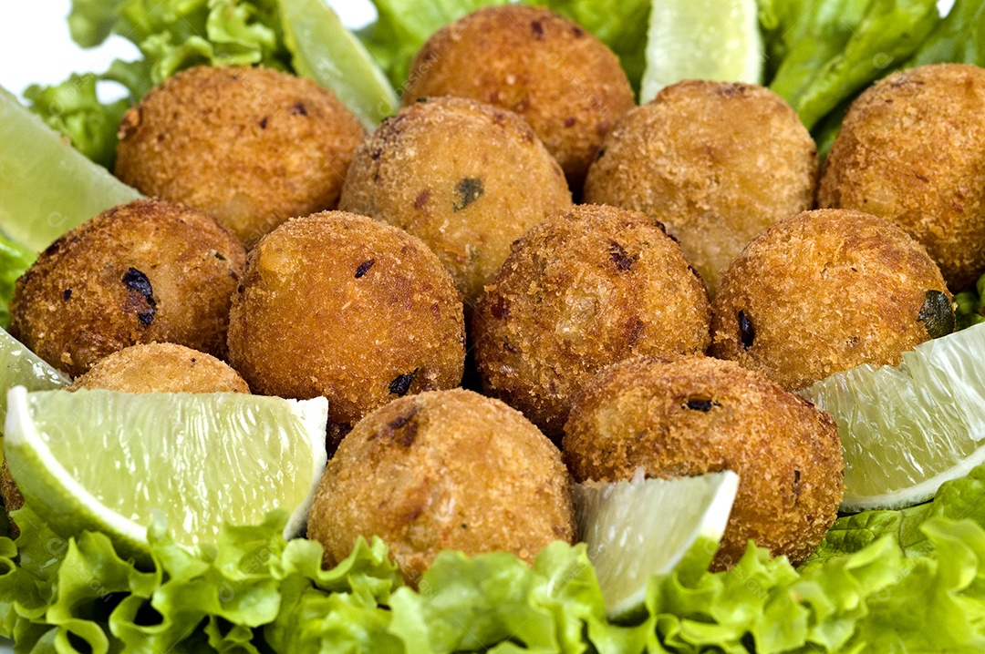Porção de bolinhos de bacalhau