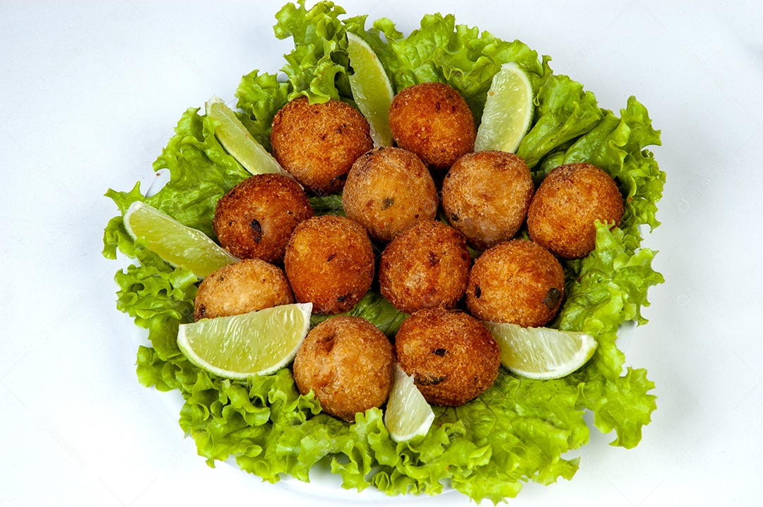 Porção de bolinnhos de bacalhau com alface e limão