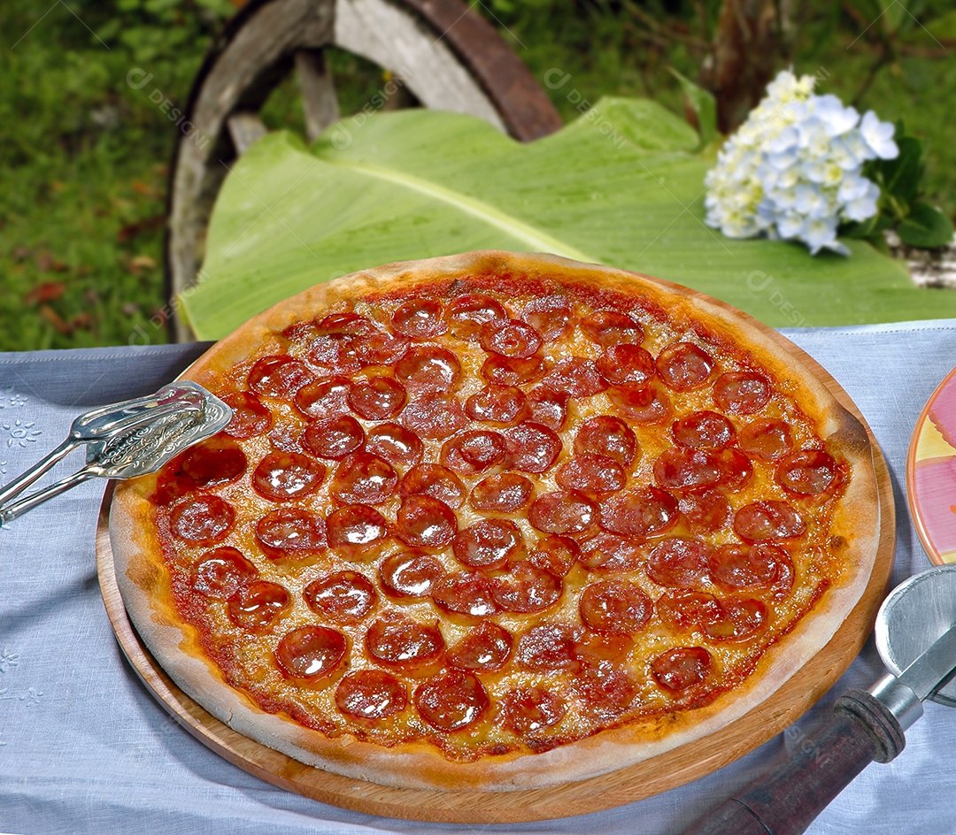Pizza de pepperoni sobre tábua de madeira