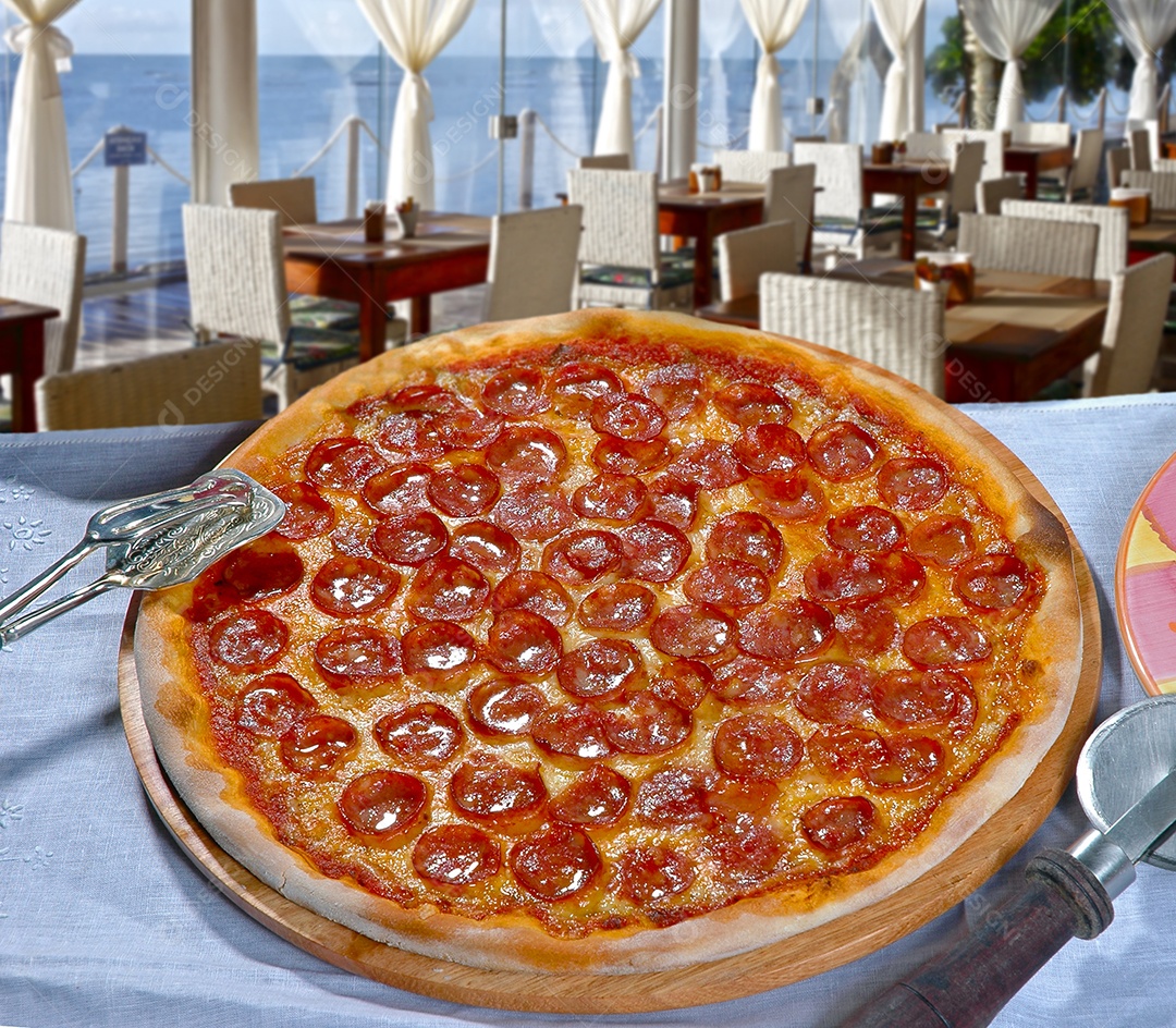 Pizza de calabresa com azeite