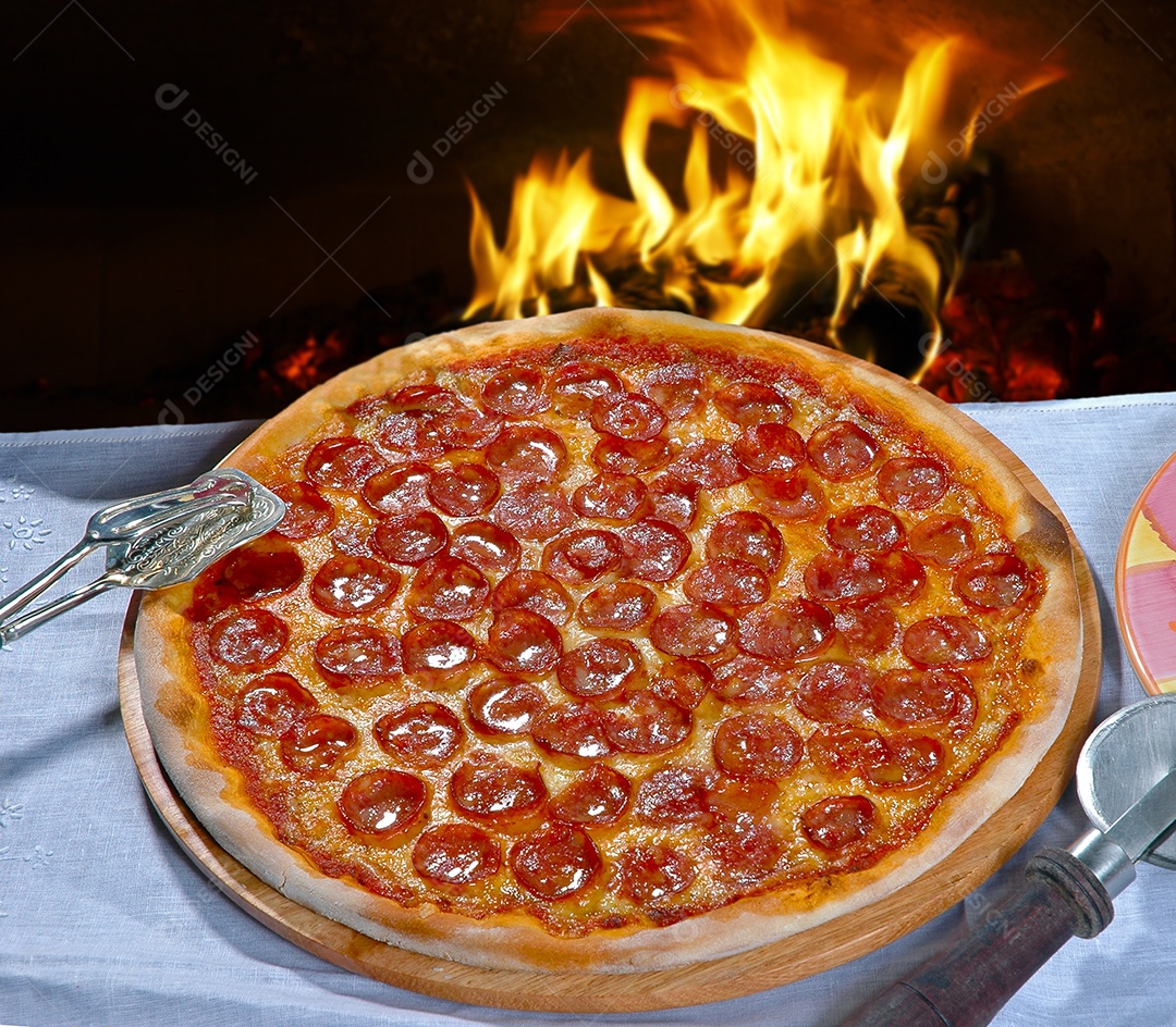 Pizza de calabresa com azeite