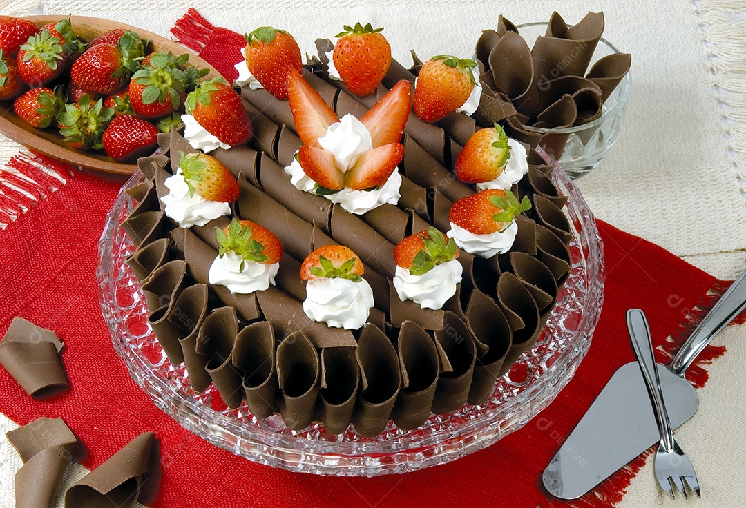 Bolo de chocolate morango e chantilly