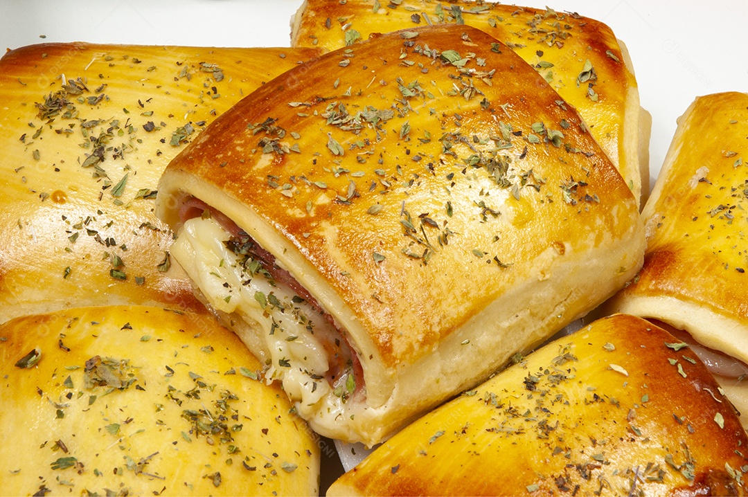 Petisco brasileiro com queijo e presunto