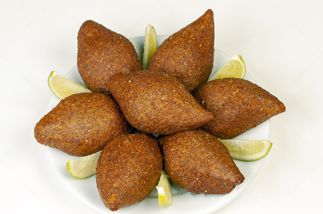 Quibes deliciosos com bandas de limões