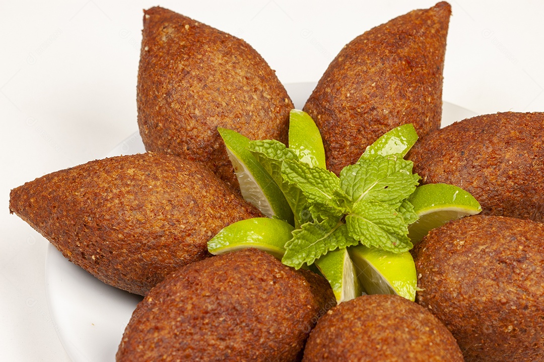 Quibes deliciosos com bandas de limões