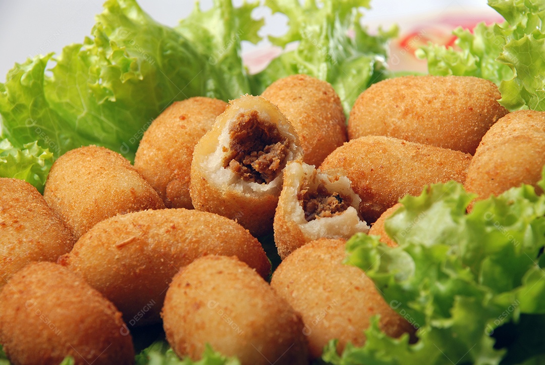 Bolinhos fritos de mandioca com carne