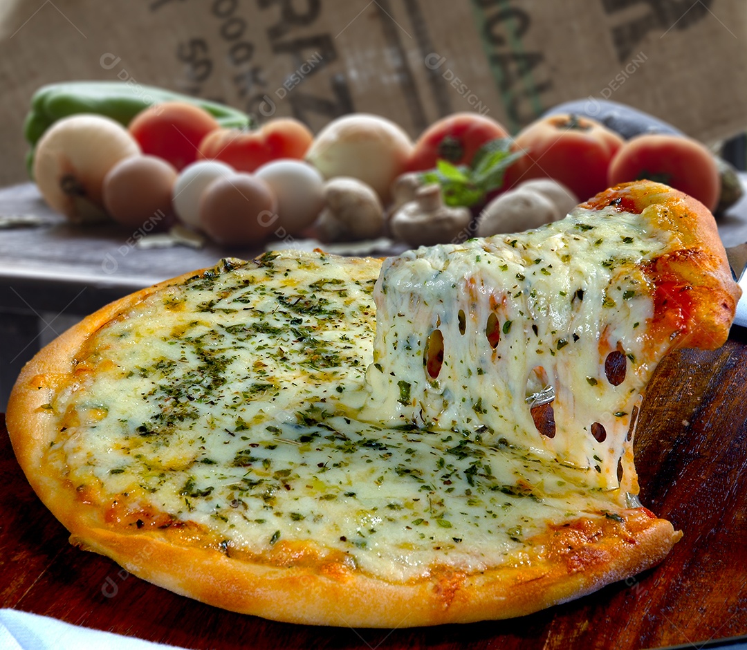 Pizza de mussarela sobre fundo de tábua