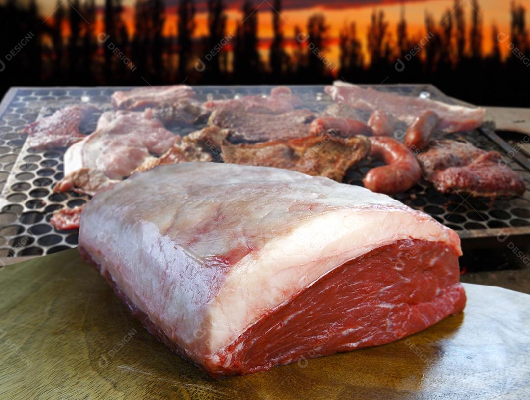Picanha brasileira carne crua com fundo de churrasqueira