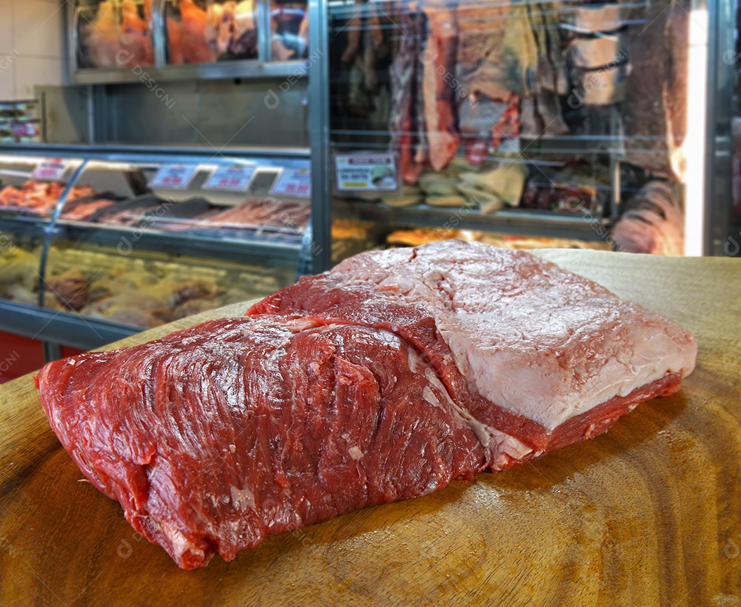 Bife de fraldinha cru com fundo de açougue