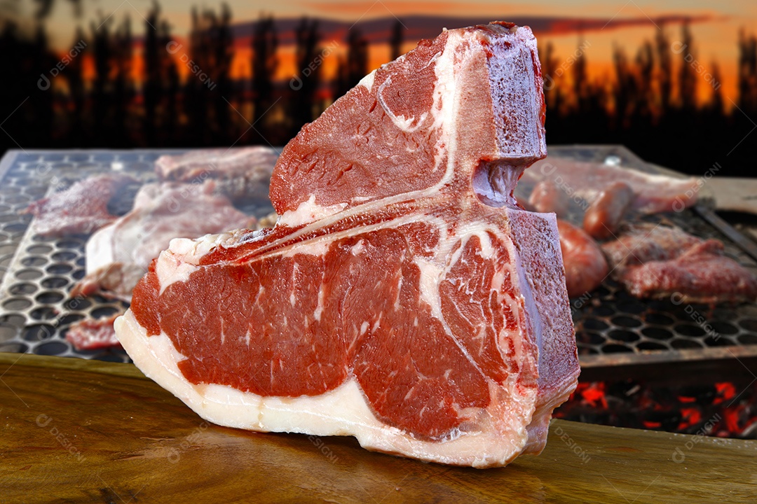 Bife T Bone cru sobre mesa de madeira