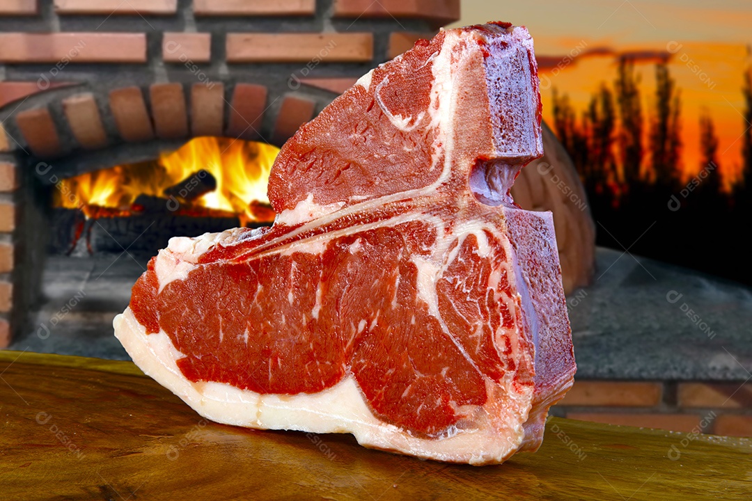 Bife T Bone cru sobre mesa de madeira