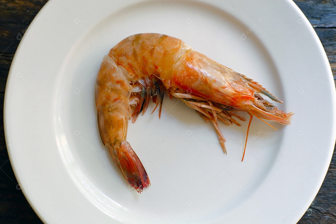 Camarão grande cru no prato