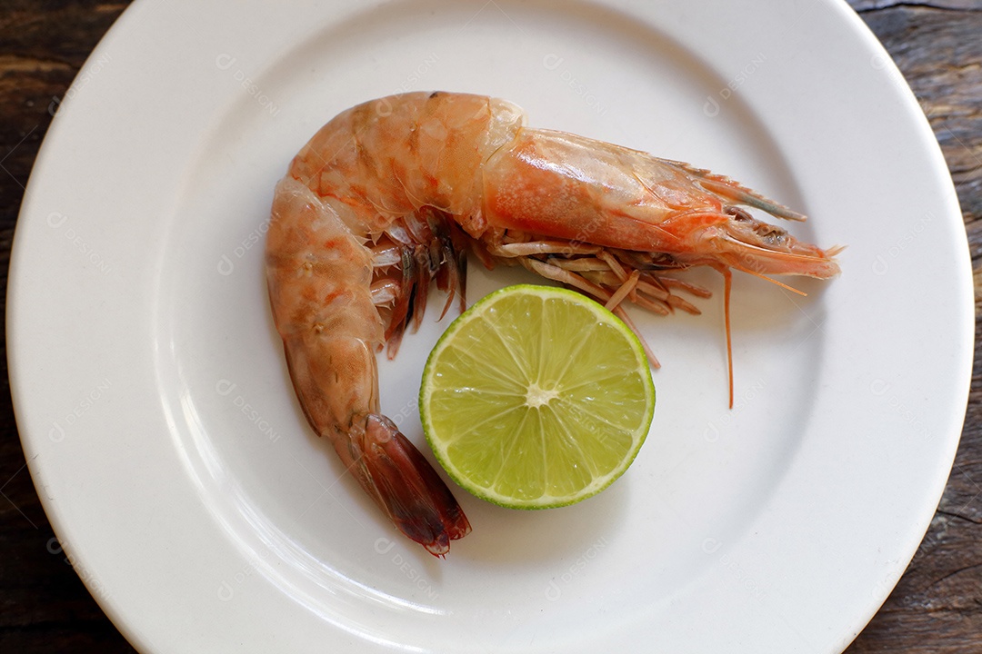 Camarão grande cru no prato com limão