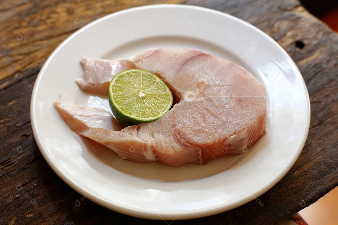 Bifes de cação com limão camarão grande