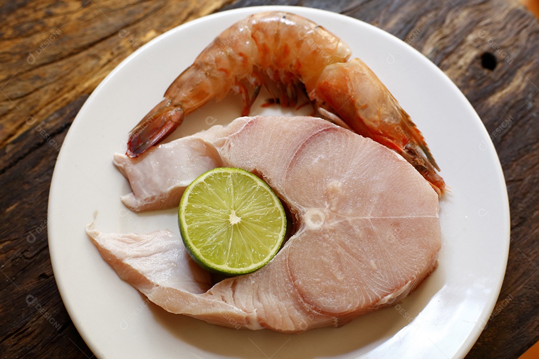 Bifes de cação com limão camarão grande