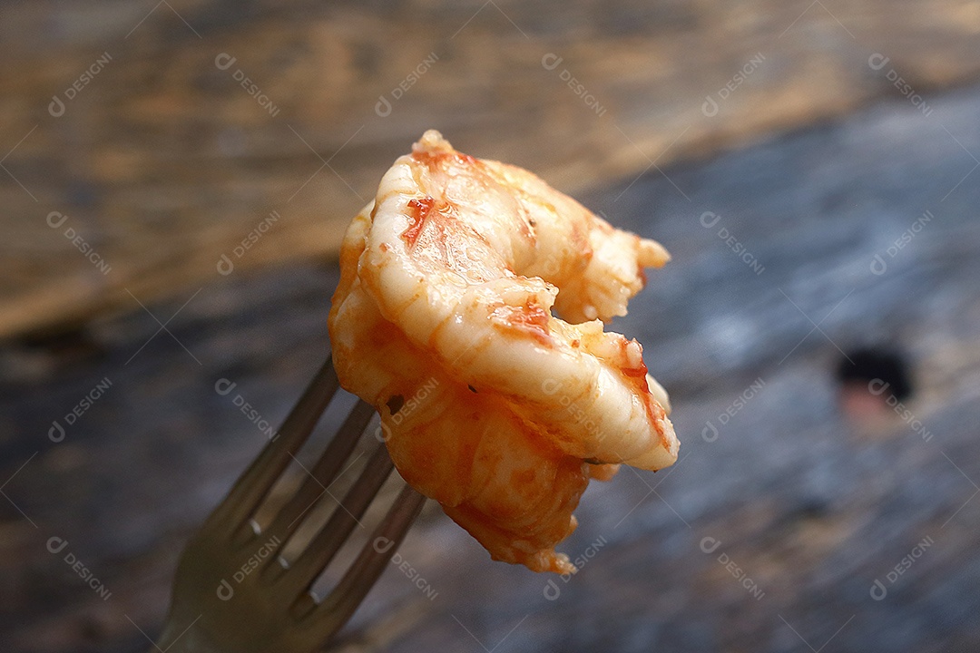 Camarão grande no garfo