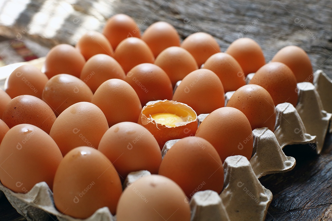 Ovos caipiras na caixa