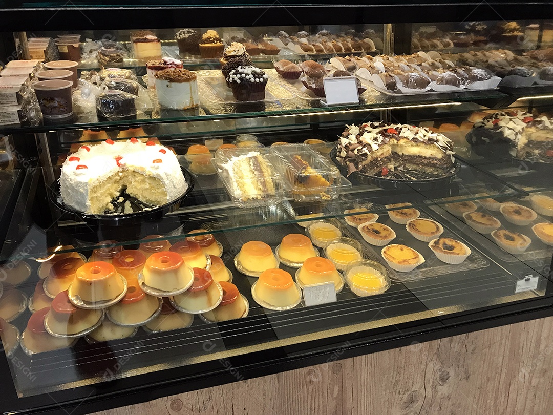 Exposição de confeitaria com bolos e tortas doces