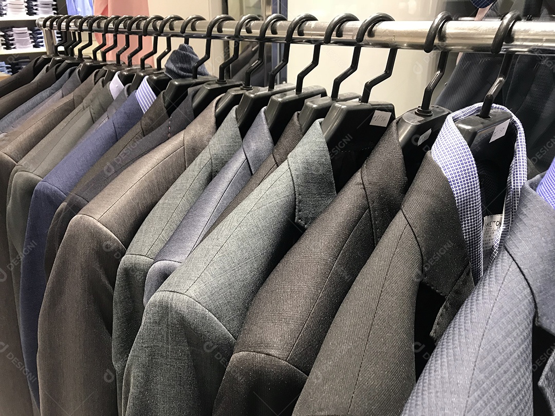 Ternos masculinos em cabides