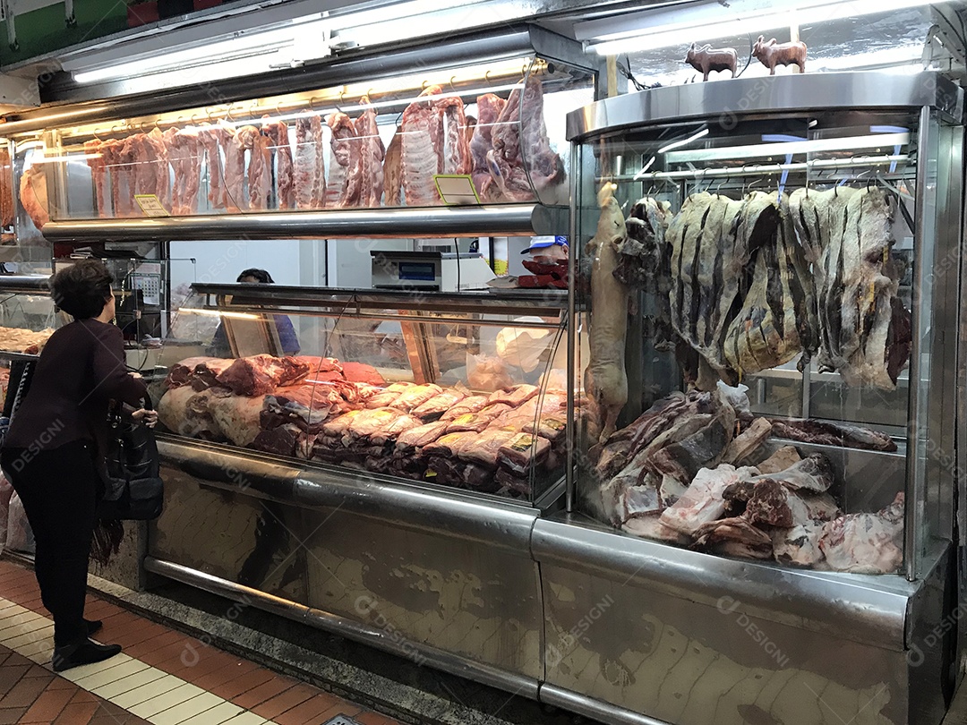 Vitrine de carnes no supermercado