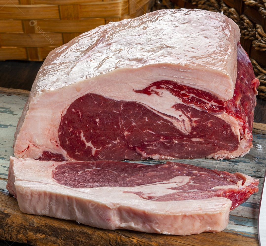 Bife de contrafilé cru fresco